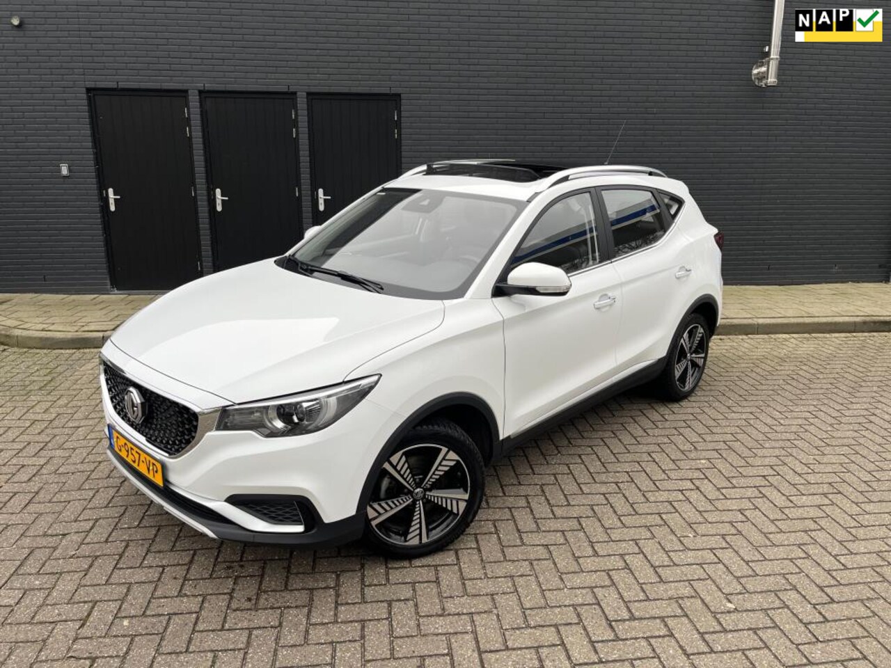 MG ZS - EV Luxury 45 kWh Panoramadak Leer NAP - AutoWereld.nl