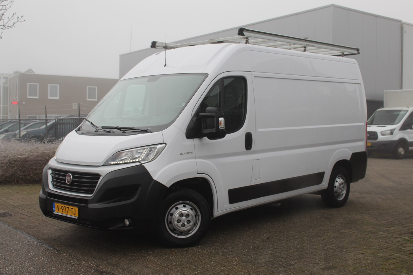 Fiat Ducato - 30 2.3 MultiJet 130PK Euro6 L2H2 ✓ imperiaal met ladder ✓ 3-zits ✓ trekhaak - AutoWereld.nl