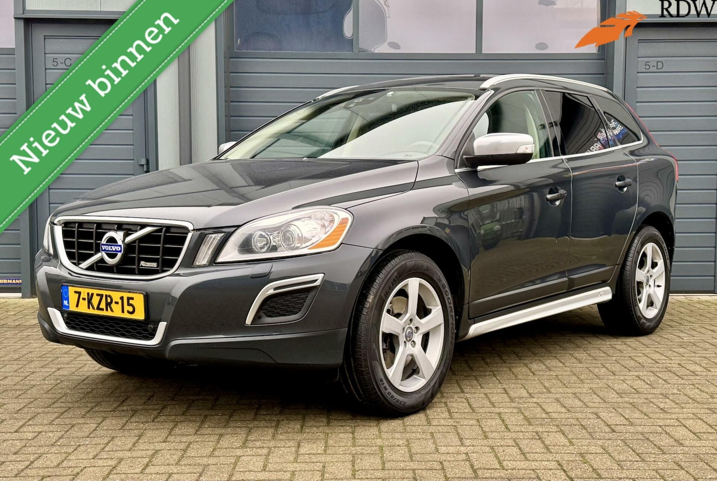 Volvo XC60 - 2.4 D5 5 Cil. 215pk AWD R-Design | Automaat | Panoramdak| Trekhaak | Compleet | Zeer Net ! - AutoWereld.nl