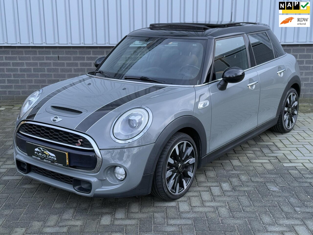 MINI Cooper S - Mini 2.0 Chili Serious Business |Pano| 5 Deurs | Keyless | - AutoWereld.nl