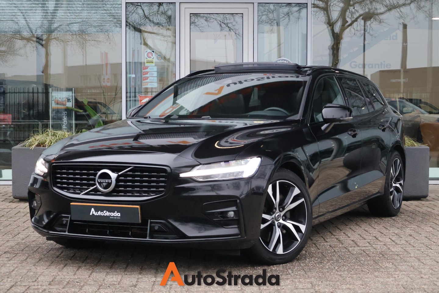 Volvo V60 - B4 R-Design 197pk Geartronic Mild Hybrid | Pano | Trekhaak | 360 Camera | Carplay | Head-U - AutoWereld.nl