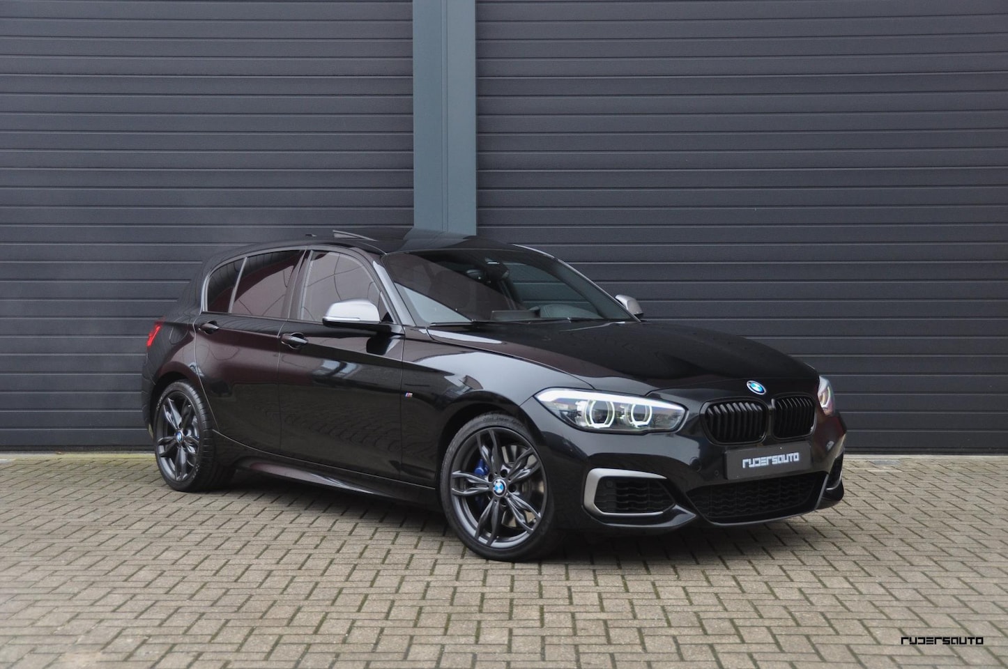 BMW 1-serie - M140i LCI2 | Akrapovic | Schuifdak | HK | Adaptief onderstel | Camera | Carplay | Stuurver - AutoWereld.nl