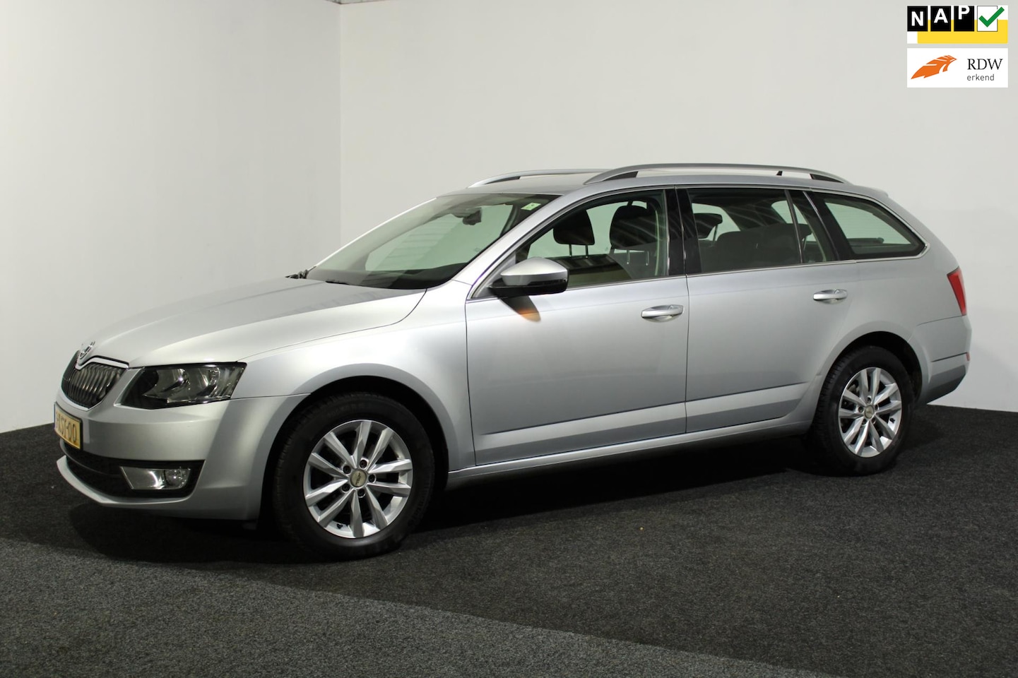 Skoda Octavia Combi - 1.4 TSI Greentech Elegance|Navi scherm|LM velg|Trekhaak|Park sensor|Nwe APK| - AutoWereld.nl