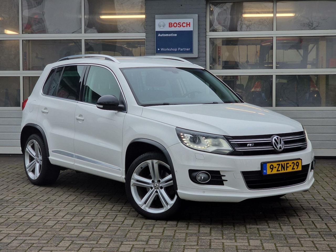 Volkswagen Tiguan - 1.4 TSI R-Line Edition|DSG|Xenon|Trekhaak|Dynaudio|19-inch|Clima|Cruise| - AutoWereld.nl