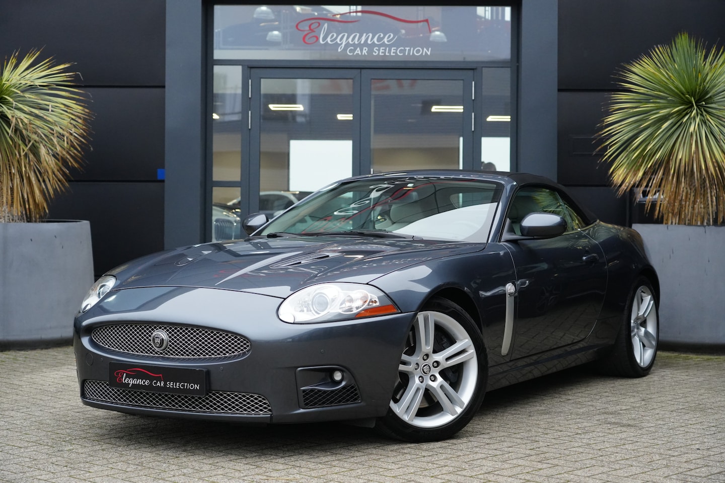 Jaguar XKR - 4.2 V8 Convertible 417pk Navigatie/Stoelverwarming/Youngtimer - AutoWereld.nl