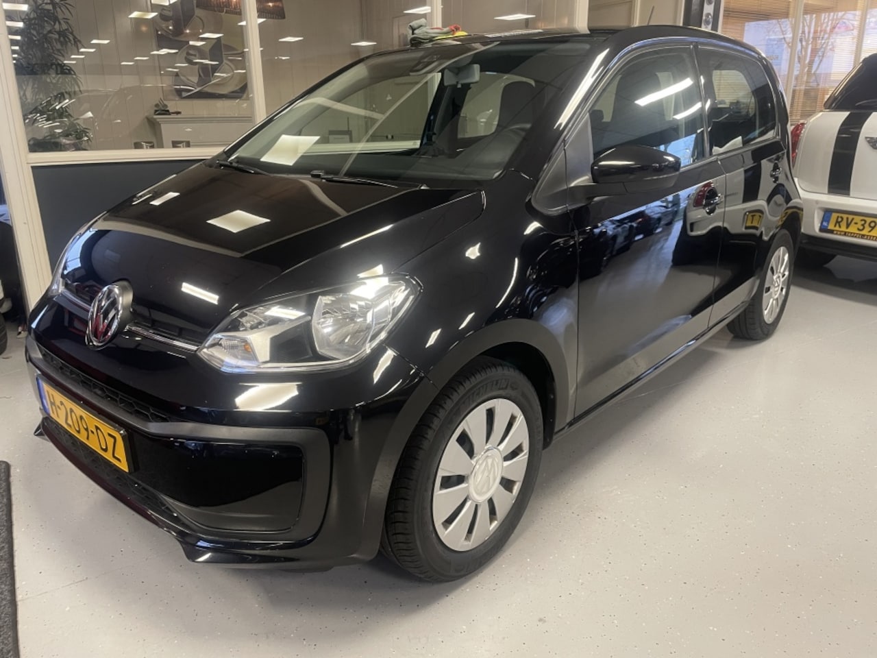 Volkswagen Up! - 1.0 move up!/ Airco/ DAB/ Centr. vergr/ NAP!! - AutoWereld.nl