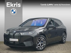 BMW iX - xDrive40 Sportpakket 22'' / Panoramadak / Harman Kardon / Trekhaak