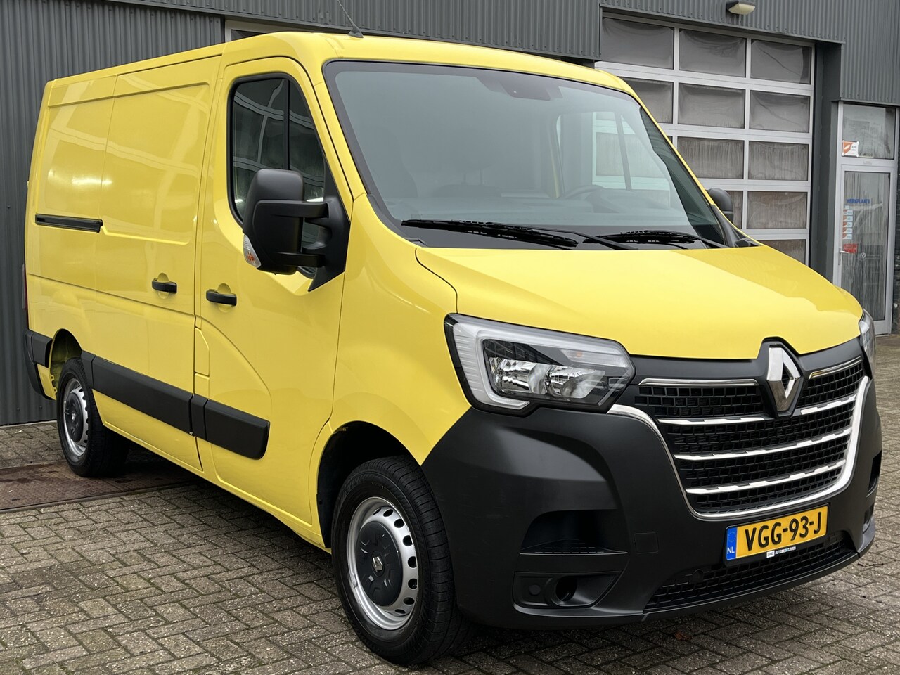 Renault Master - T28 2.3 dCi 135 L1H1 Airco Cruise controle Trekhaak 2500kg trekgewicht Achteruitrijcamera - AutoWereld.nl