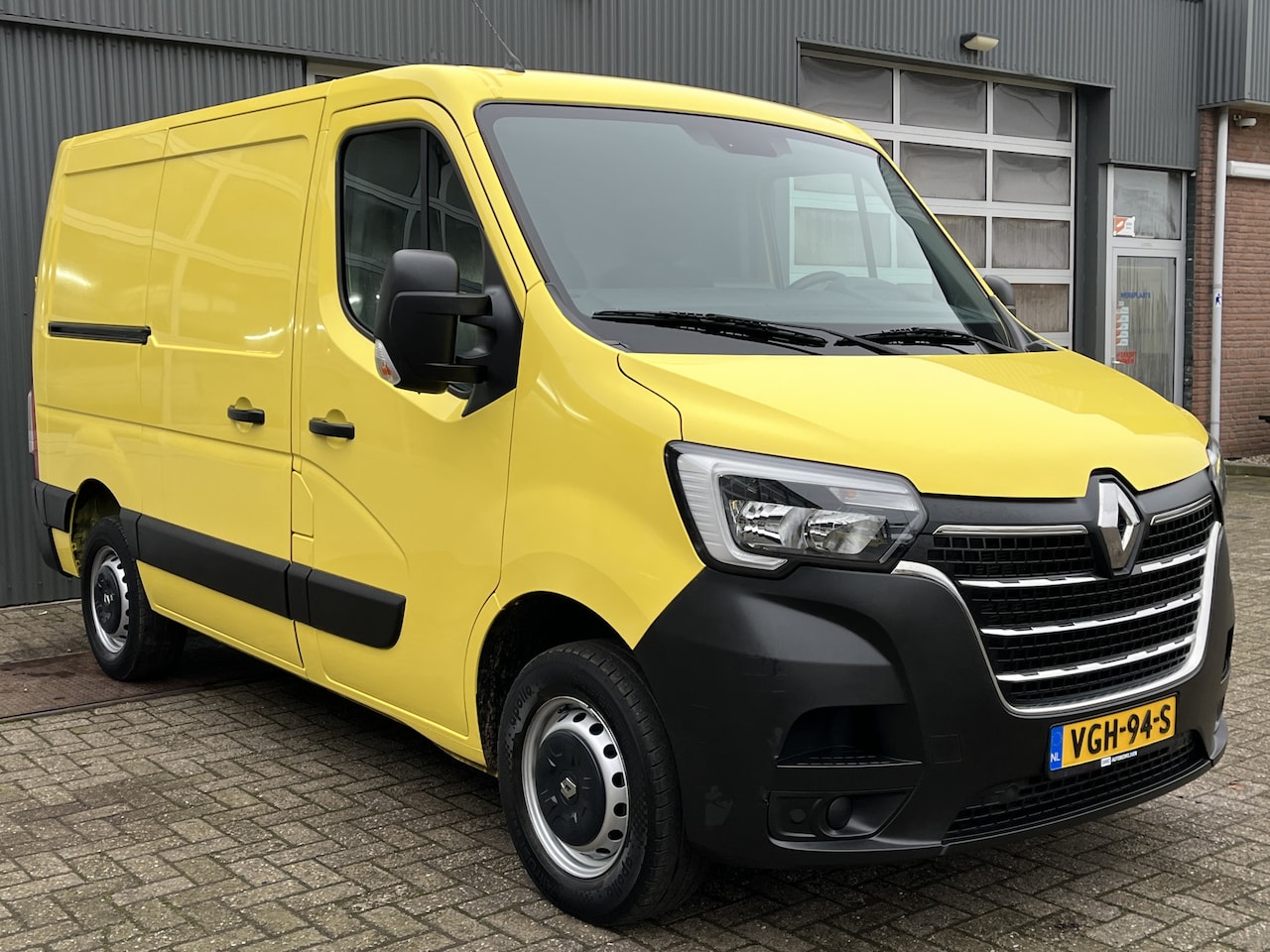 Renault Master - T28 2.3 dCi 135 L1H1 Airco Cruise controle Trekhaak 2500kg trekgewicht Achteruitrijcamera - AutoWereld.nl