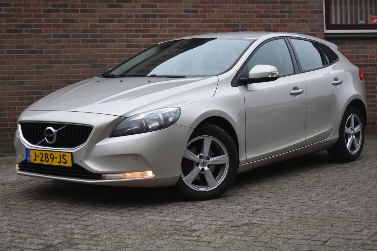 Volvo V40 - 2.0 D2 Momentum '16 Navi Airco Cruise Inruil mogelijk - AutoWereld.nl