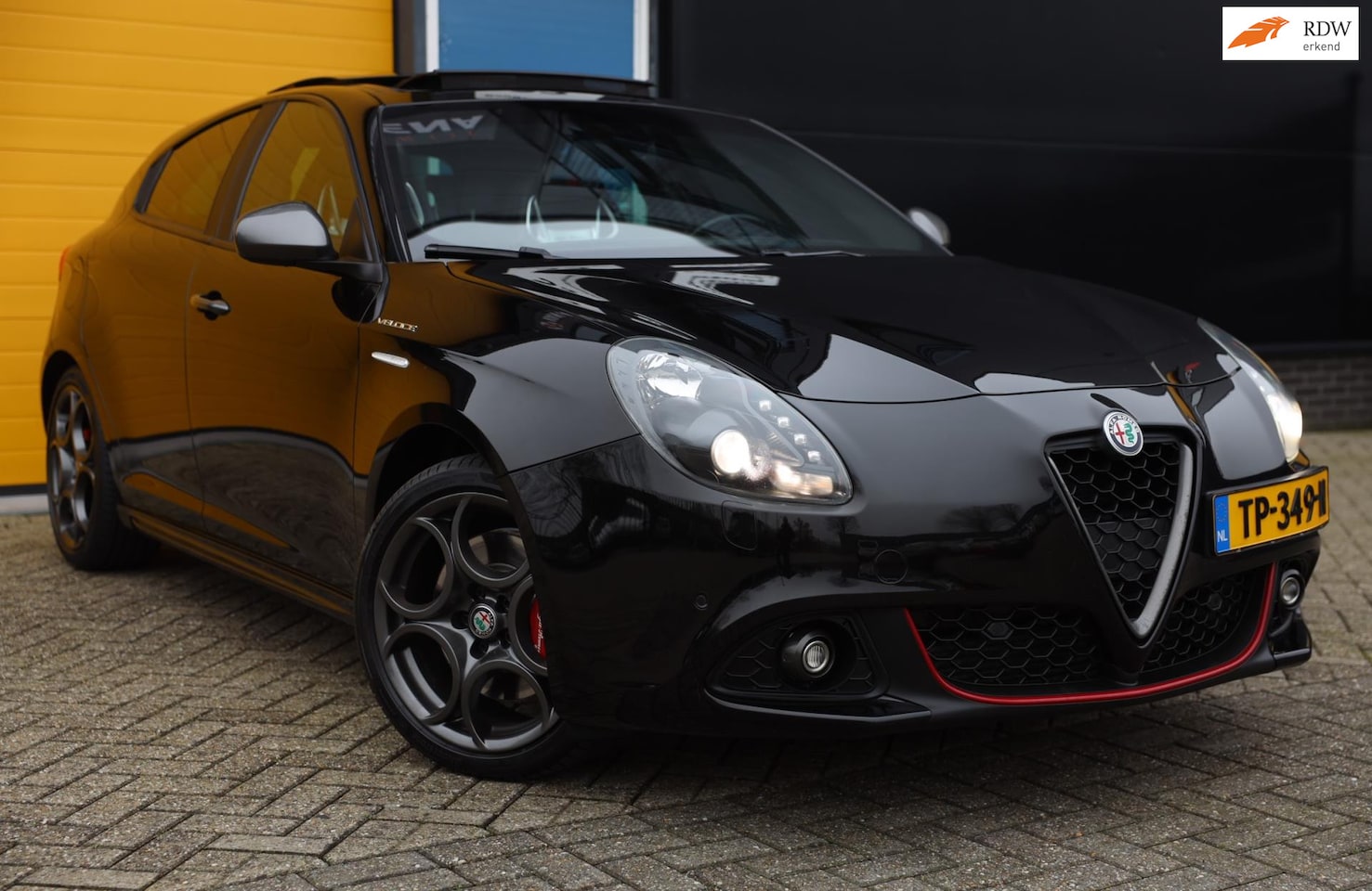 Alfa Romeo Giulietta - 1.750 Turbo Veloce / BTW / 241 PK / AUT / Navi / Ecc / Cruise Control / BOSE / F1 / Schaal - AutoWereld.nl