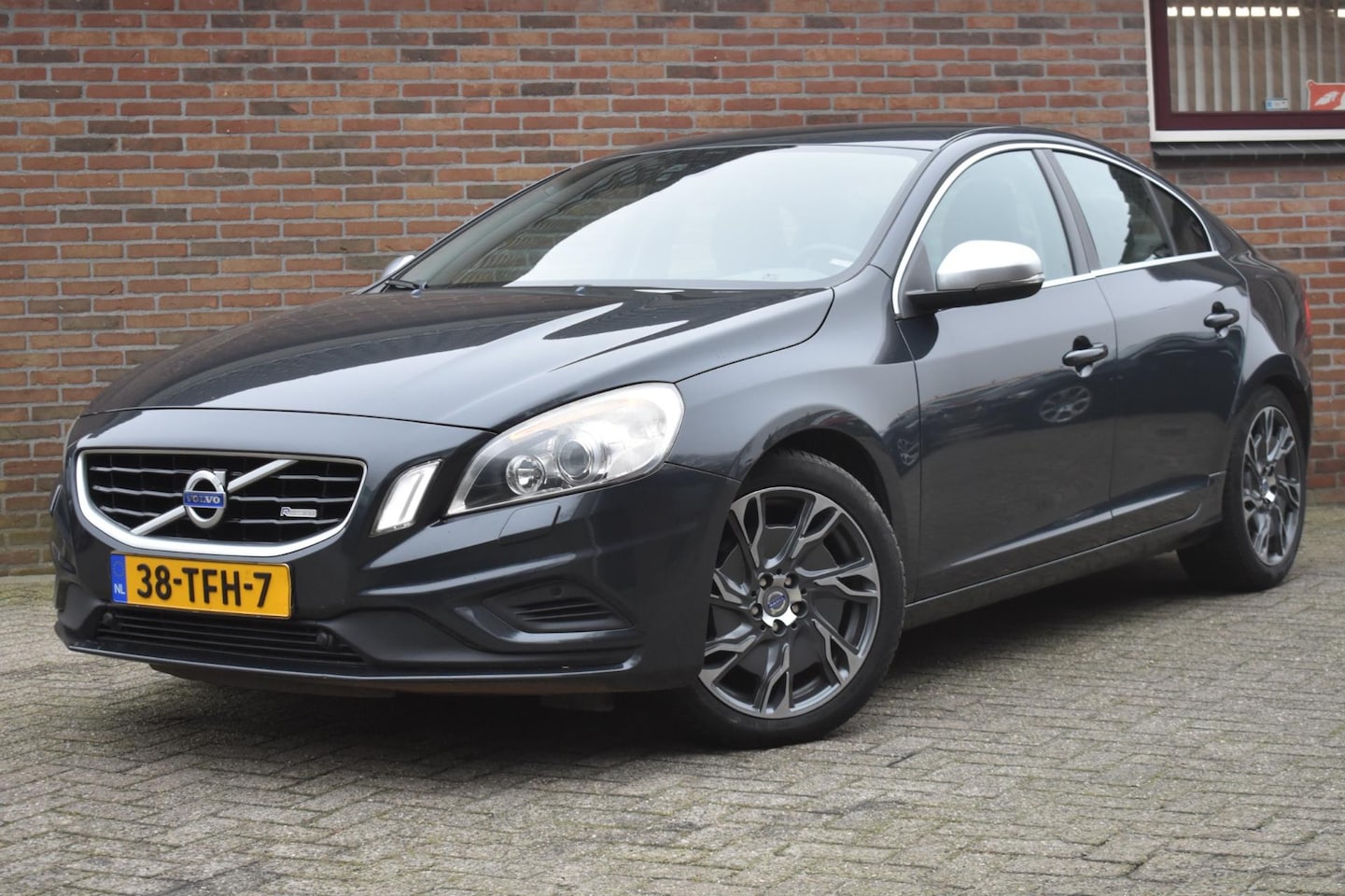 Volvo S60 - 2.4 D5 R-Design '12 Xenon Leder Clima Navi Cruise - AutoWereld.nl