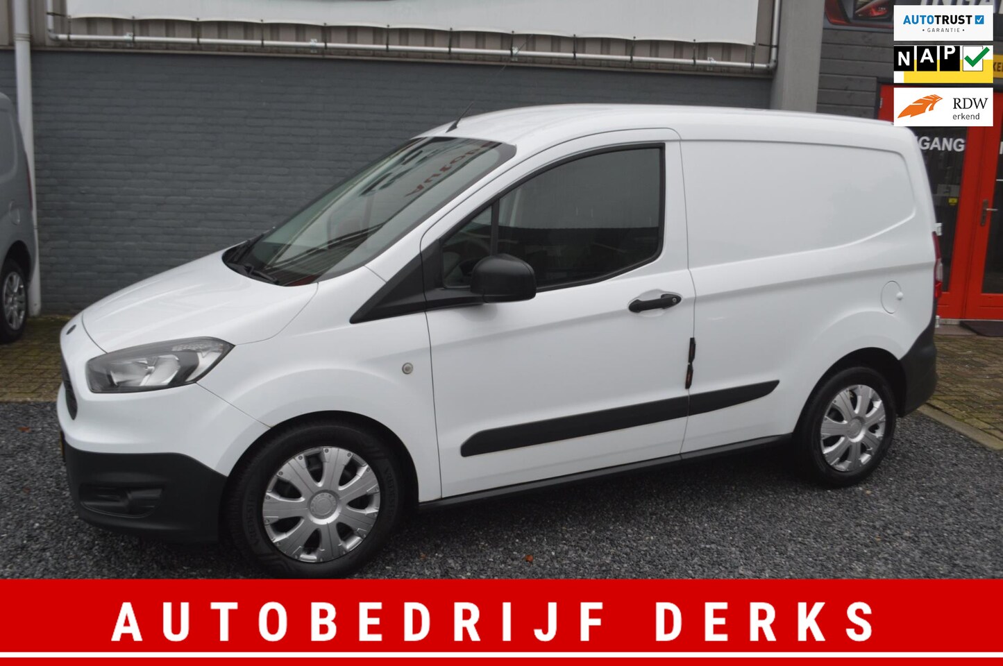 Ford Transit Courier - 1.5 TDCI Economy Edition Bj 2017 Airco Grijs Kenteken APK - AutoWereld.nl