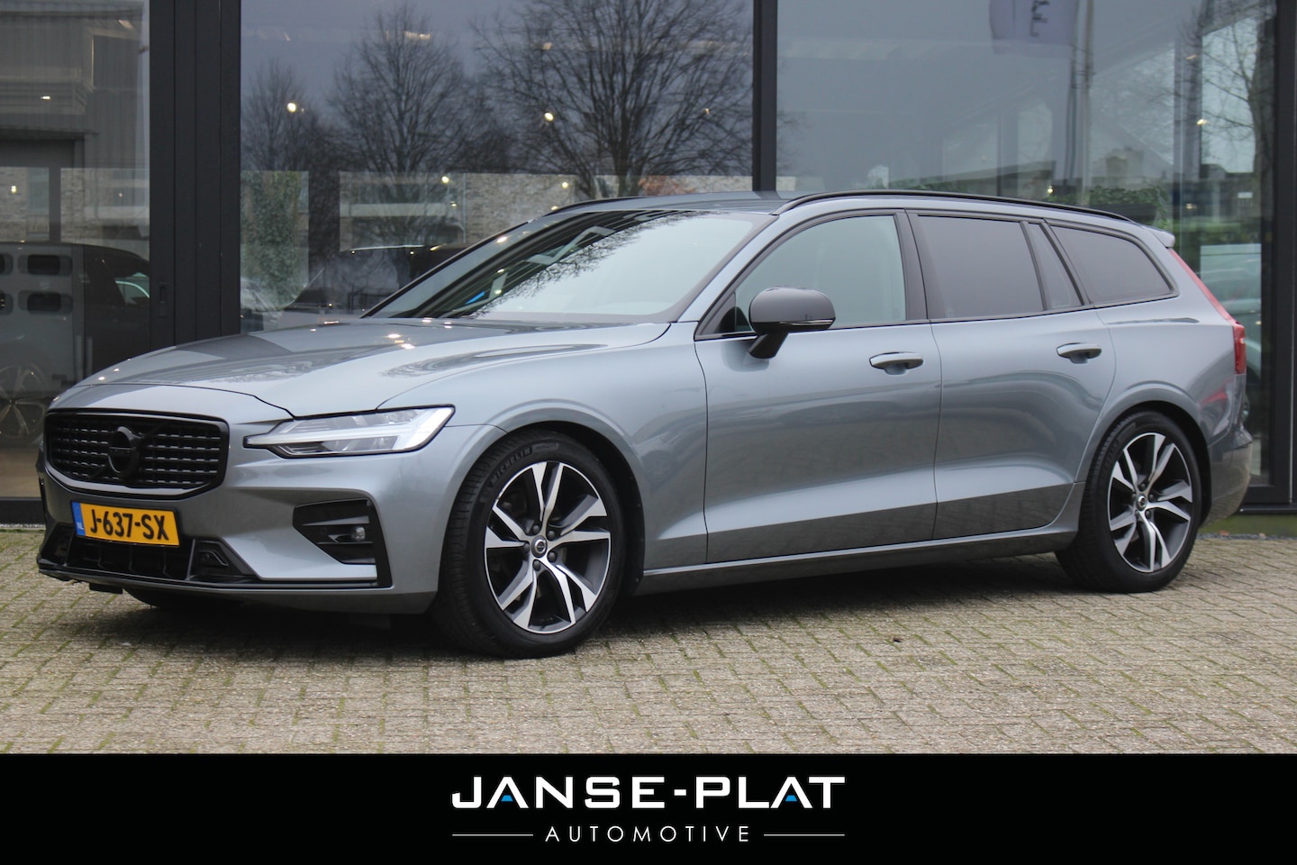 Volvo V60 - 2.0 B4 AUT R-Design Wegdr. Trekhaak | Pilot Ass./Adaptive Cruise - AutoWereld.nl