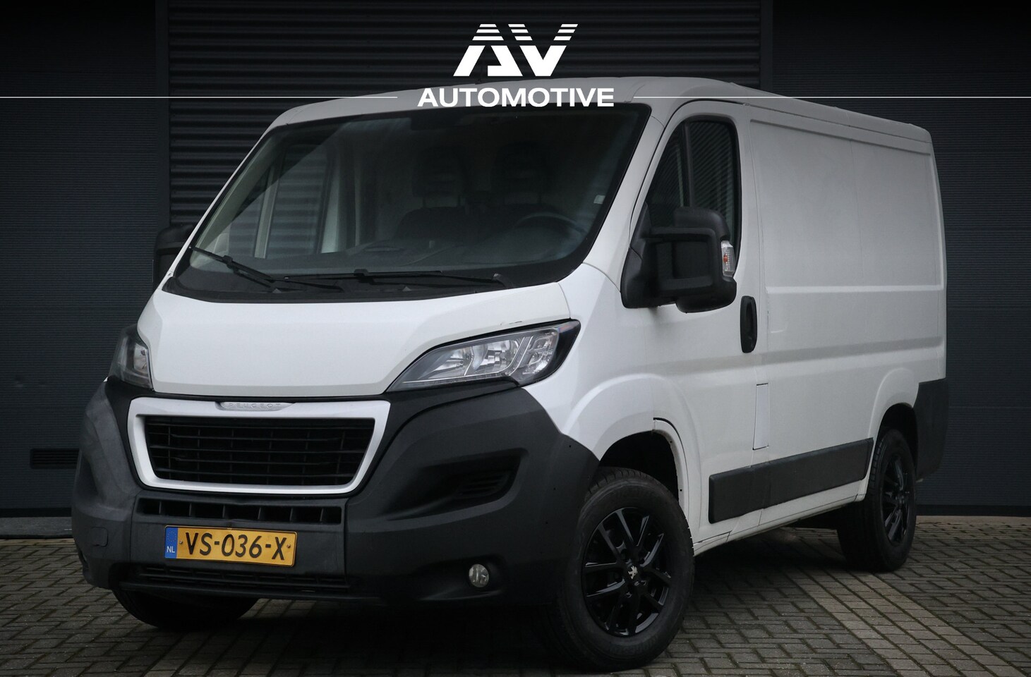 Peugeot Boxer - 330 2.2 HDI L2H1 | Navigatie | Camera | LED | 3-Zitter | Trekhaak | NAP Logisch | Nieuwe A - AutoWereld.nl