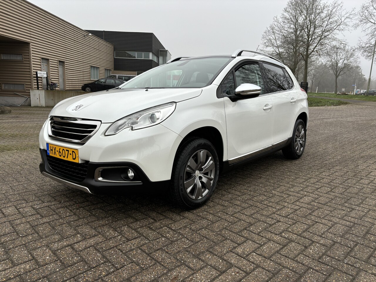 Peugeot 2008 - 1.2 PureTech Allure 130pk [ panodak,fm navi,ecc,cruise,trekhaak ] - AutoWereld.nl