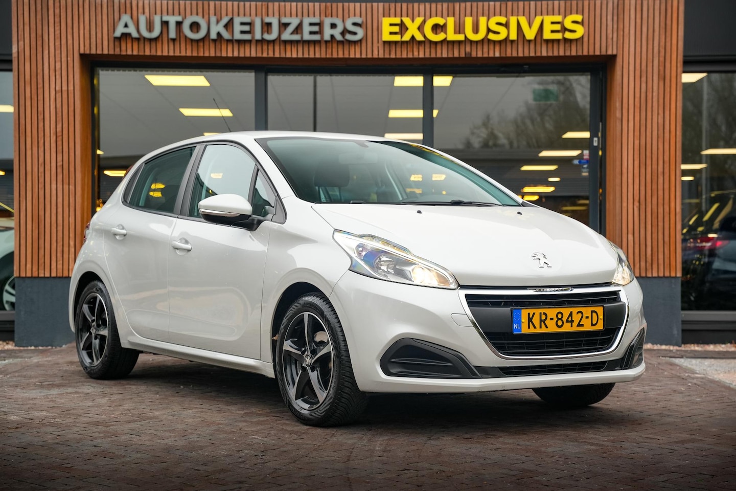 Peugeot 208 - 1.2 PureTech Active Navigatie Trekhaak Cruise control Electr. ramen - AutoWereld.nl