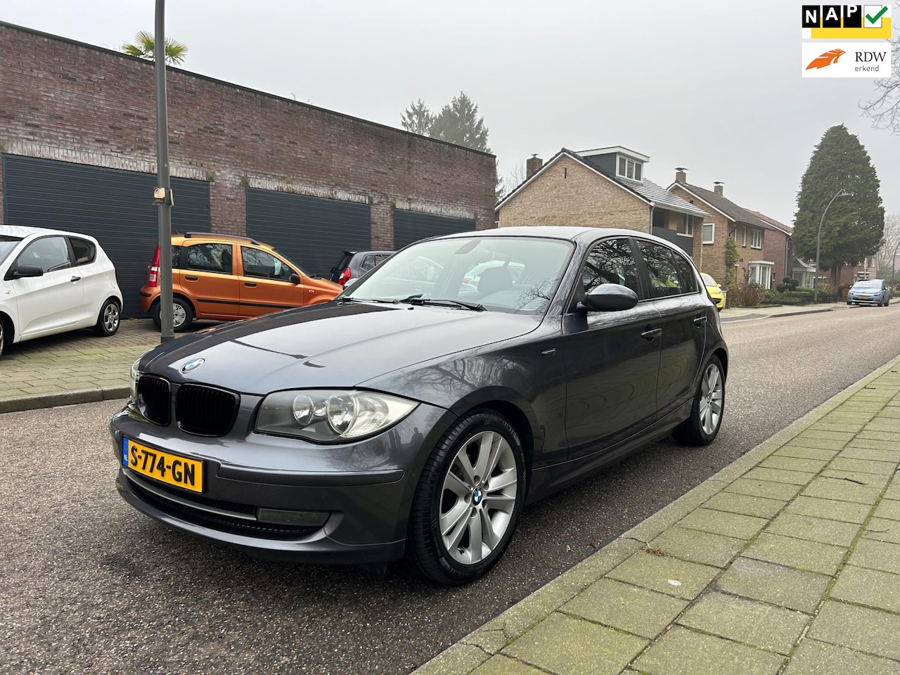 BMW 1-serie - 116i Introduction VOLL OPTIES! STOELVERWARMING,CRUISE,PDC,NIEUWE APK! - AutoWereld.nl