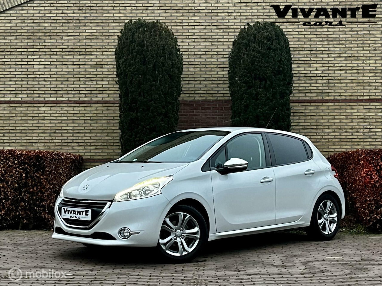 Peugeot 208 - 1.2 VTi Oxygo Cruise*Navi*Parkeercensor*Clima - AutoWereld.nl