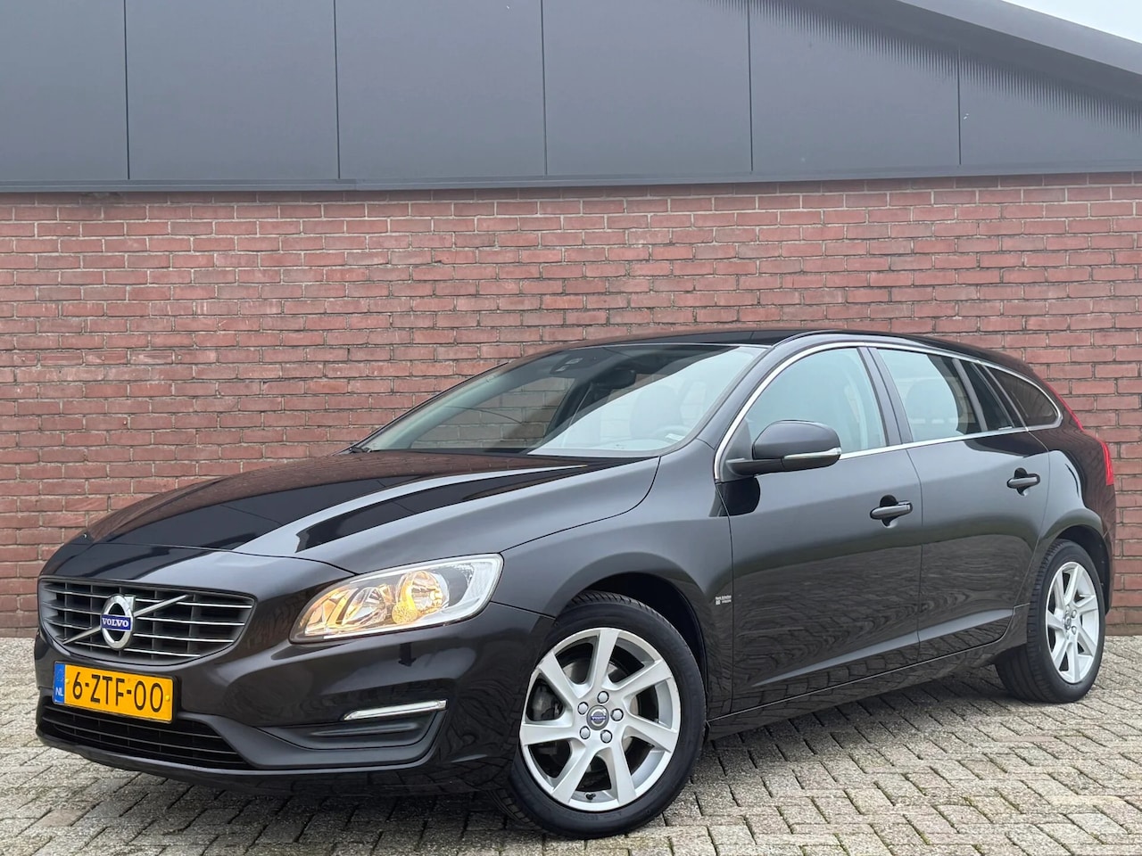 Volvo V60 - 1.6 T3 MOMENTUM | 1E EIG! | NL-AUTO! | DEALER OH! - AutoWereld.nl