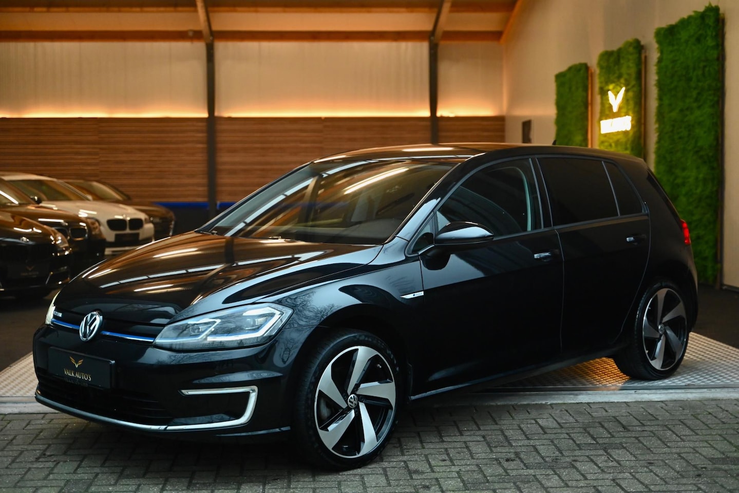 Volkswagen e-Golf - - 35,8kwh - Leer - Keyless Entry - Stoelverwarming - Warmtepomp - Adaptive Cruise Control - AutoWereld.nl