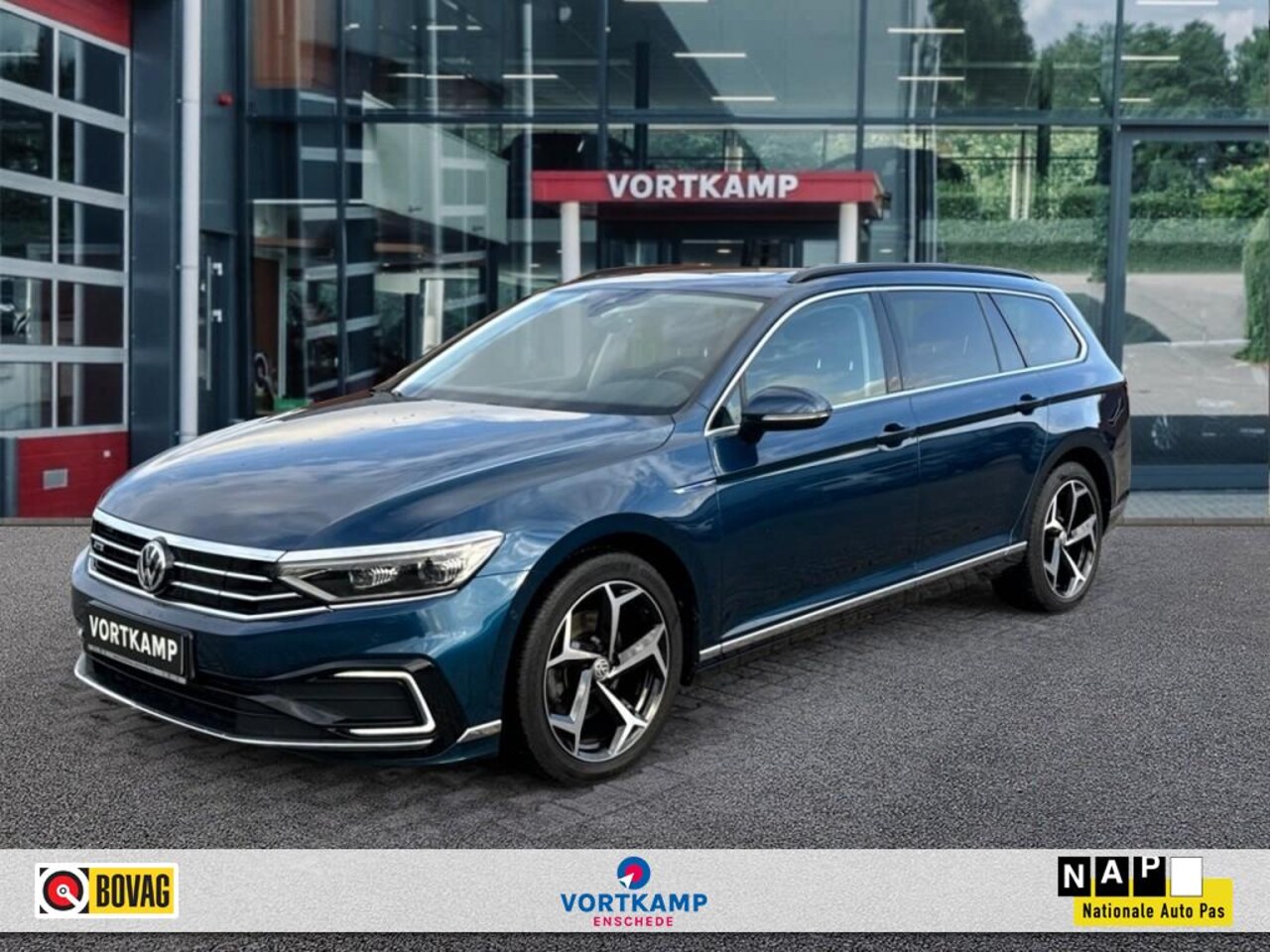 Volkswagen Passat Variant - 1.4 TSI DSG GTE PANO-DAK/CAMERA/MEMORY/NAVI/ACC/STOELVERW - AutoWereld.nl