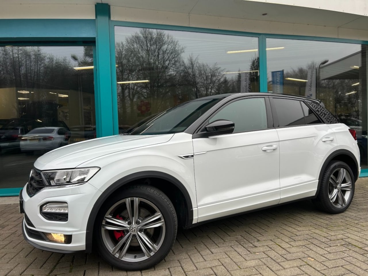 Volkswagen T-Roc - 1.5 TSI R-LINE SPORT CarPlay, Camera, Adaptive, 18Inch - AutoWereld.nl