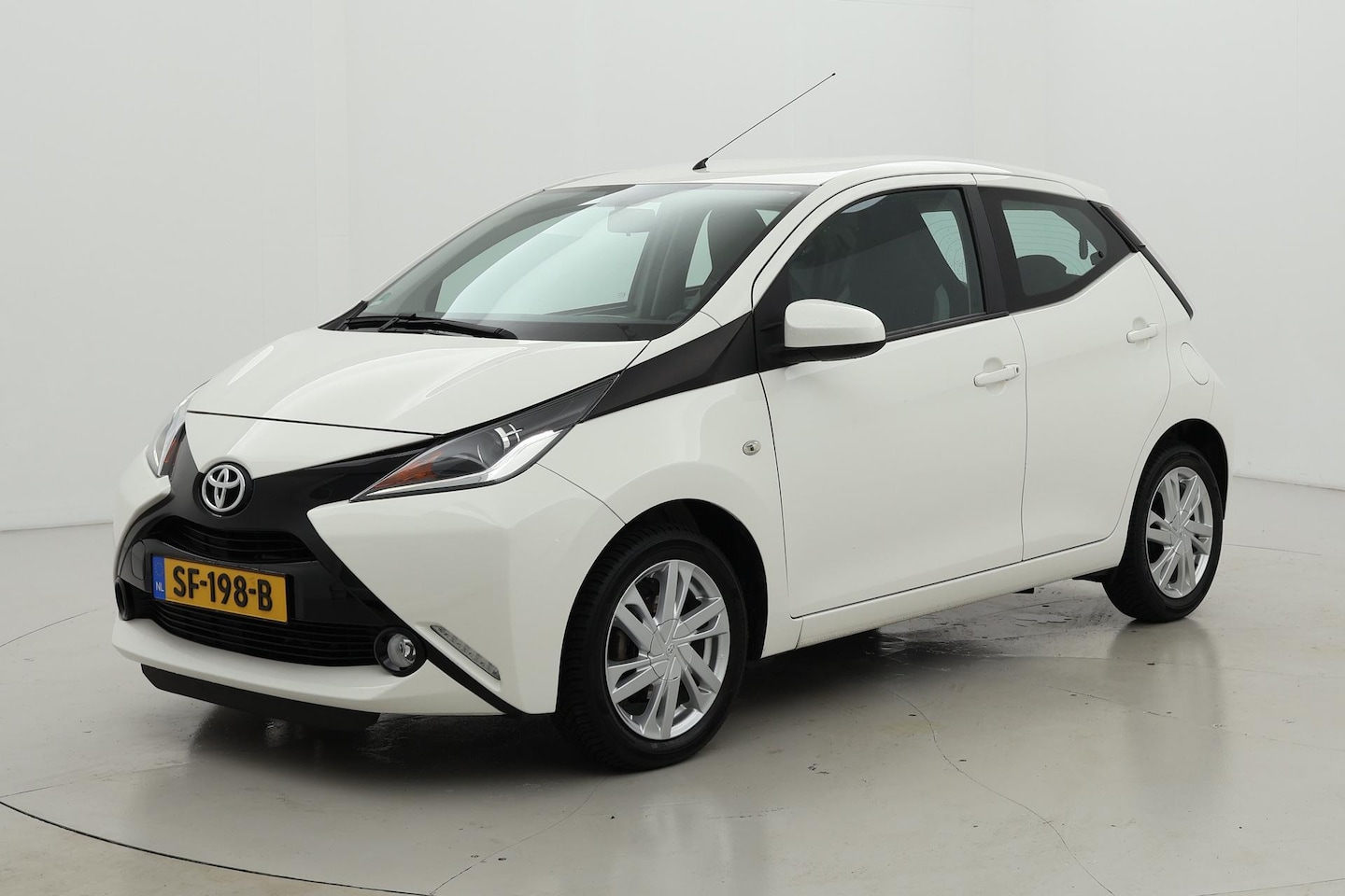 Toyota Aygo - 1.0 VVT-i x-cite | 15 inch | Airco | Camera - AutoWereld.nl