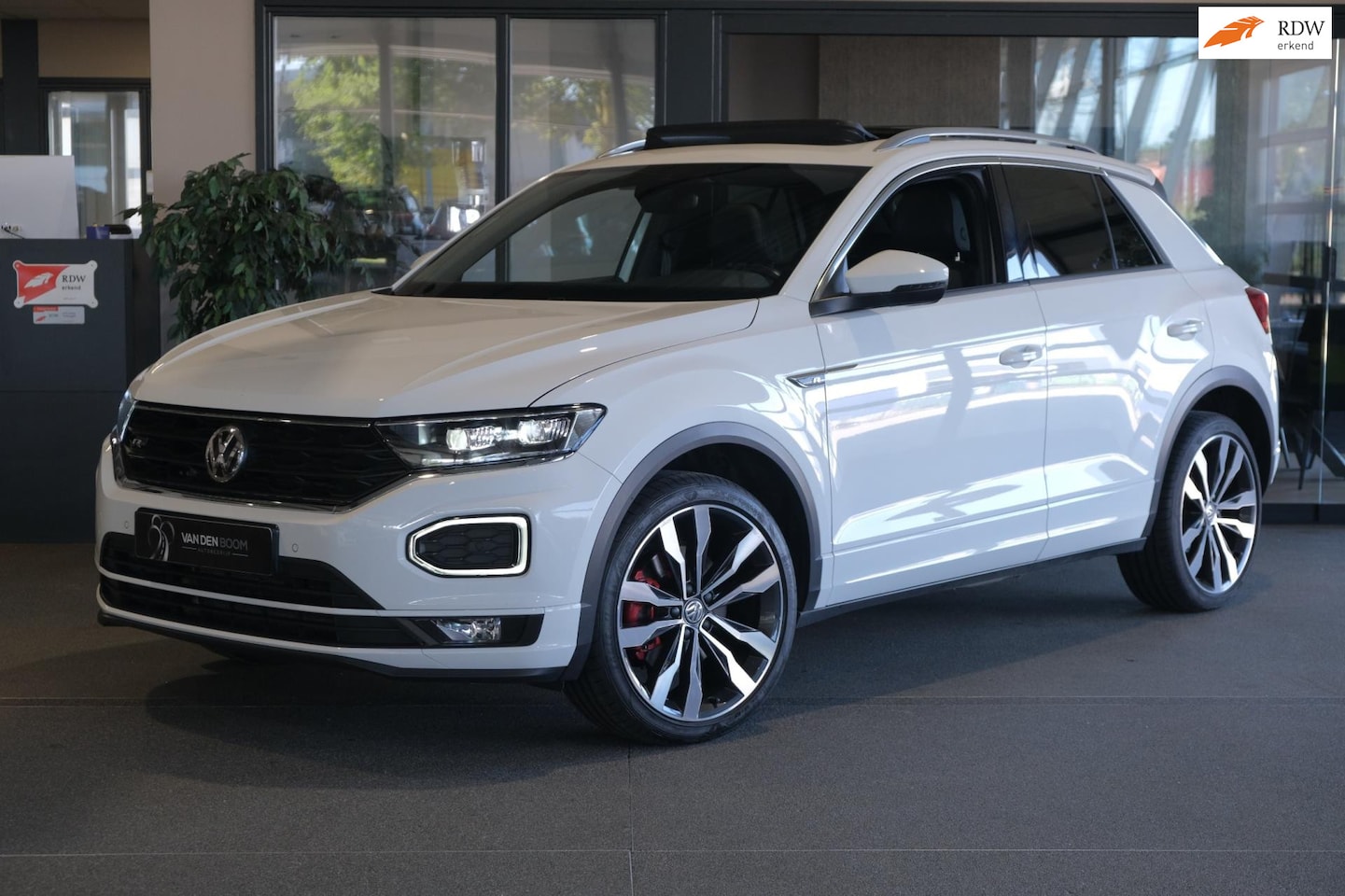 Volkswagen T-Roc - 1.5 TSI Sport 2 x R-Line Pano Trek Virtual Keyless Cam Led Full - AutoWereld.nl