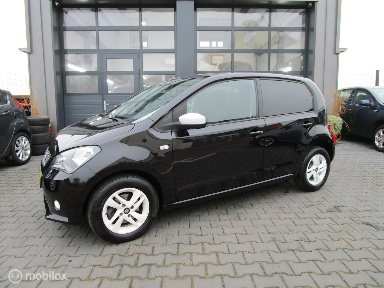 Seat Mii - 1.0 FR Connect 68dkm! 5drs Airco Navigatie Cruise Bluetooth - AutoWereld.nl