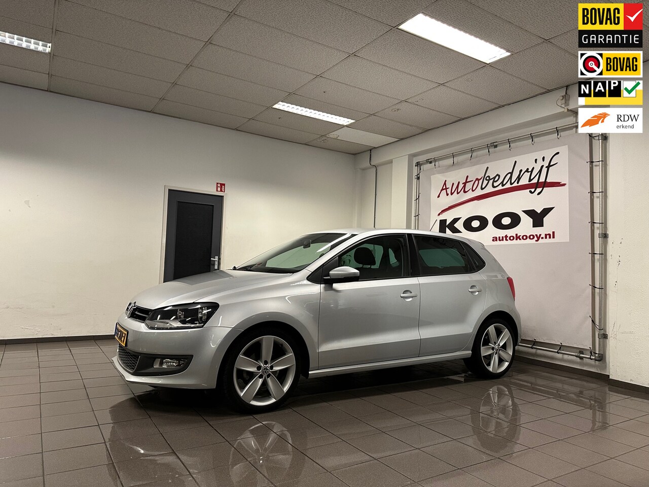 Volkswagen Polo - 1.2 TSI Highline * Automaat / Trekhaak / 17" LM Velgen / NL Auto * - AutoWereld.nl