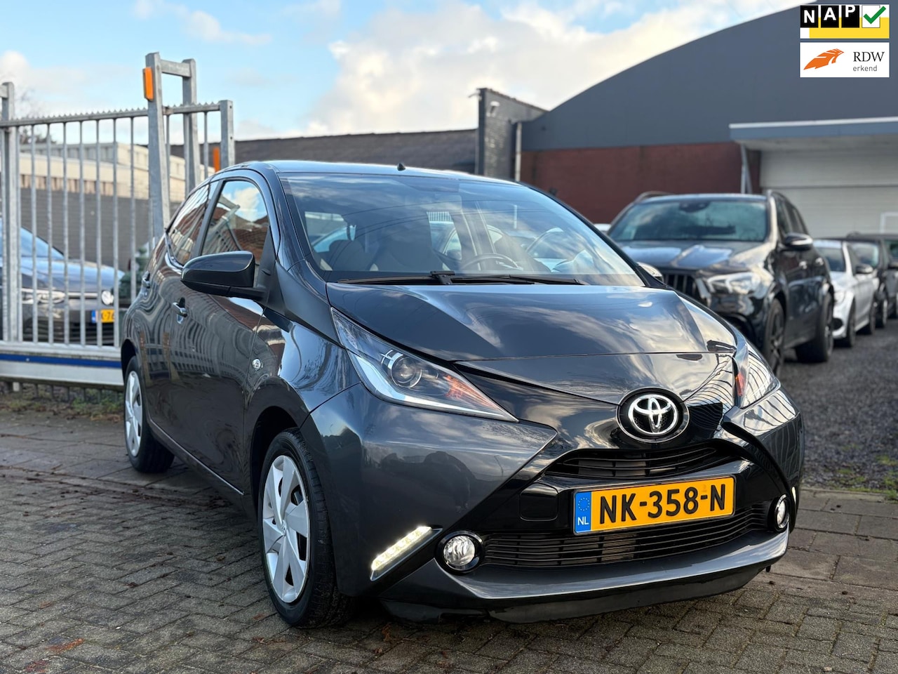 Toyota Aygo - 1.0 VVT-i x-play | automaat | navi | camera | - AutoWereld.nl