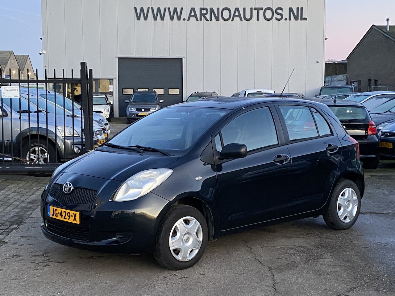 Toyota Yaris - 1.0 VVT-i 1.0 VVTi + 5-DEURS, APK TOT 15-01-2026, STUURBEKRACHTIGING, RADIO-CD, AIRBAGS, WEGENBELAST - AutoWereld.nl