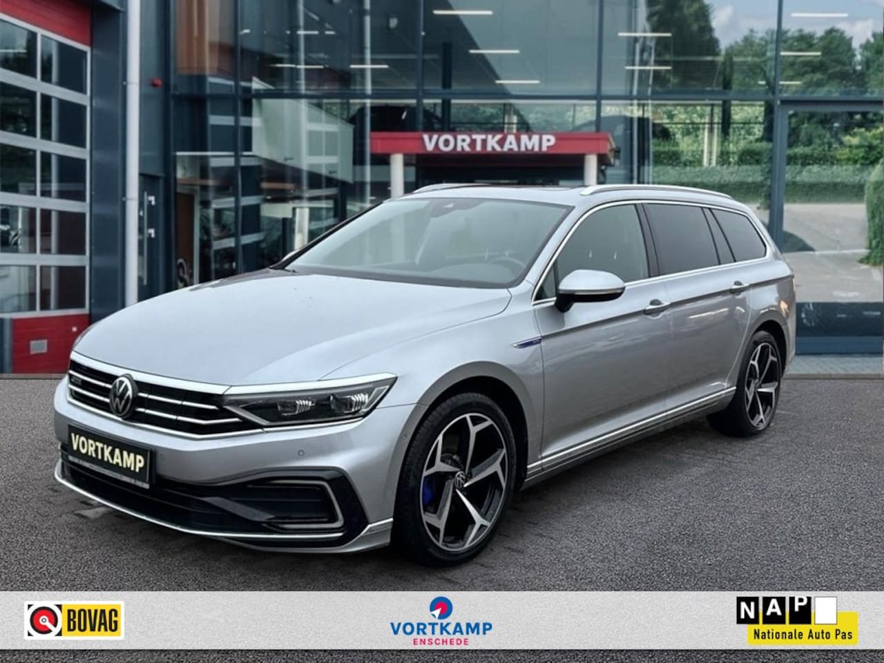 Volkswagen Passat Variant - 1.4 TSI DSG GTE PANO-DAK/CAMERA/TREKHAAK/NAVI/ACC/STOELVERW - AutoWereld.nl