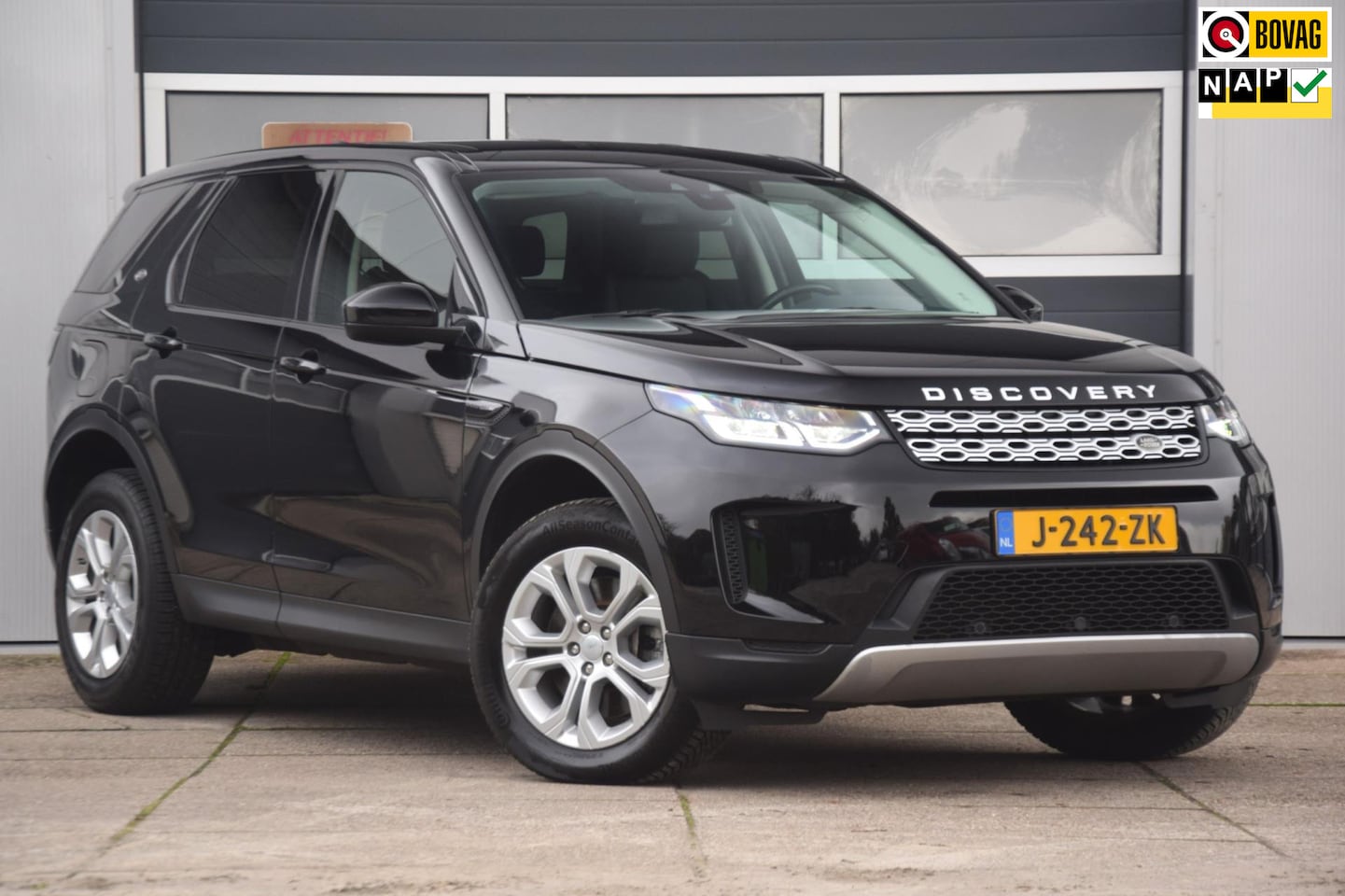 Land Rover Discovery Sport - P300e 1.5 R-Dynamic TREKHAAK/NAVIGATIE/APPLE CARPLAY - AutoWereld.nl