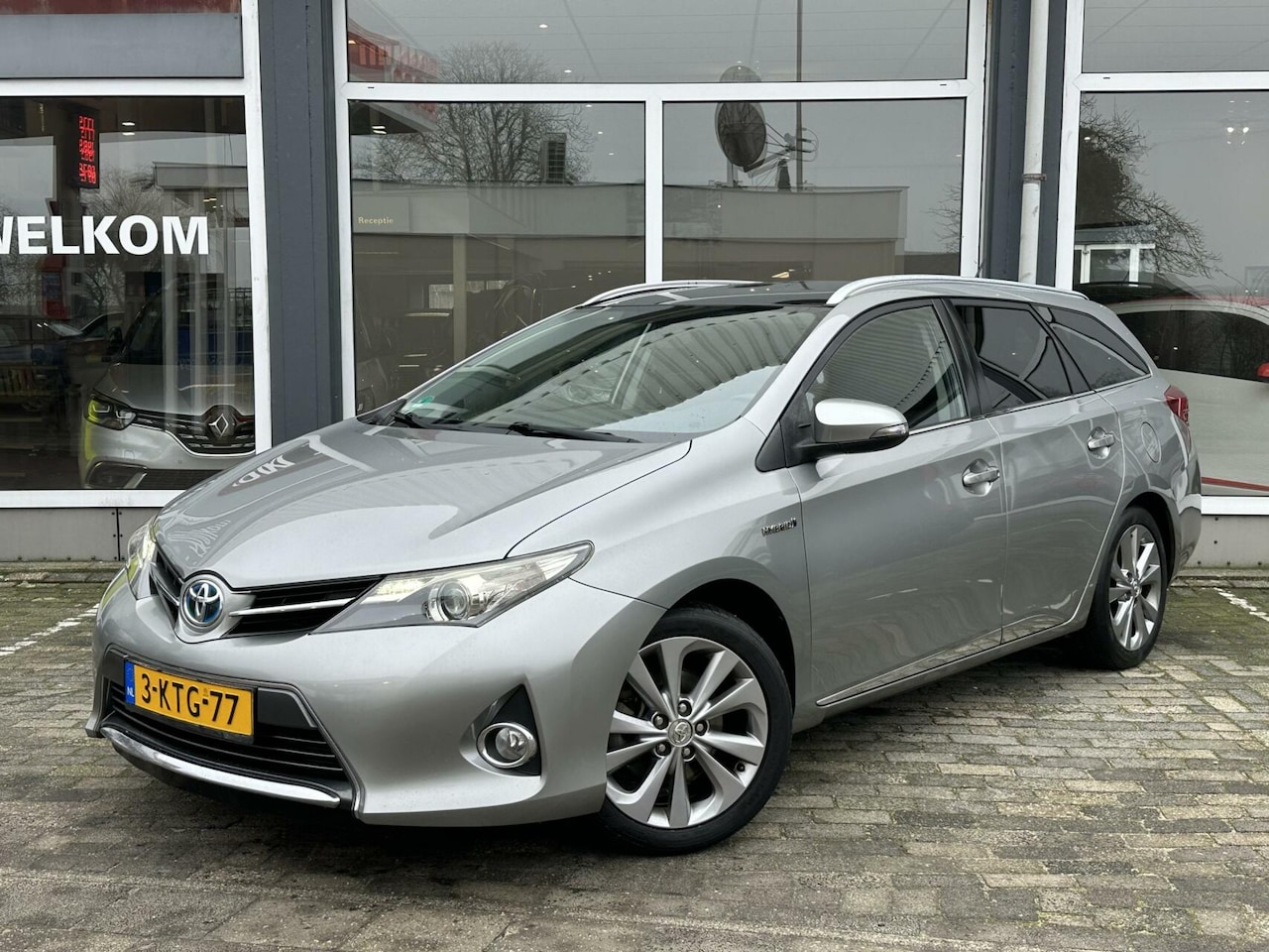 Toyota Auris - 1.8 Hybrid Lease Pano Navi Rijklaar 1e eign - AutoWereld.nl