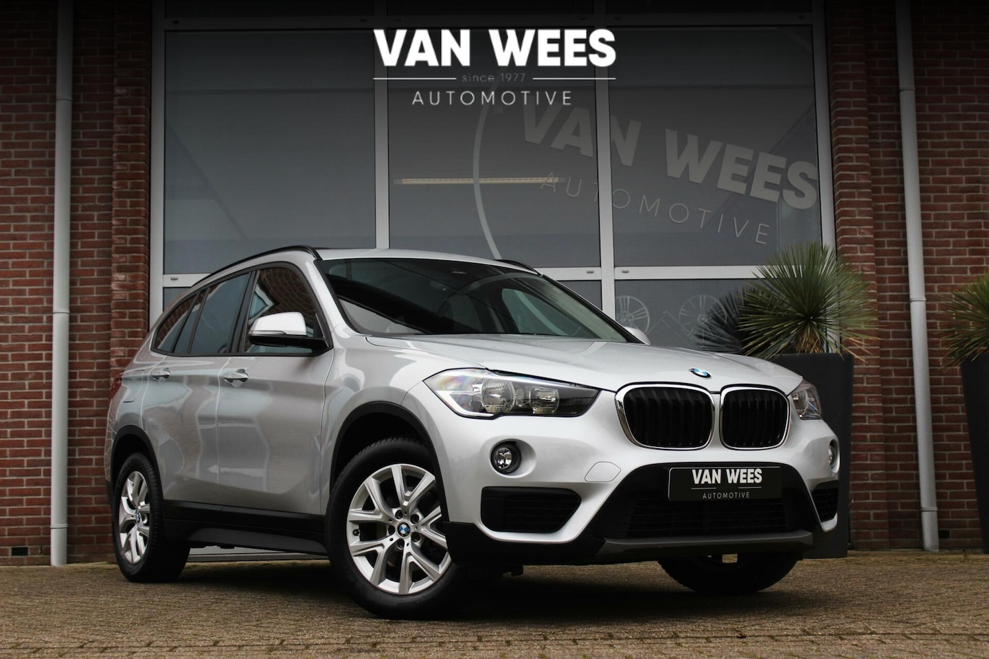 BMW X1 - sDrive18i F48 Executive | 1e eigenaar | Pano dak | Leer | 17 inch | Navi | PDC | Cruise-co - AutoWereld.nl