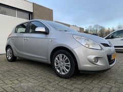 Hyundai i20 - 1.2i DynamicVersion NAP NWE Koppeling Trekhaak Airco Elektrisch pakket