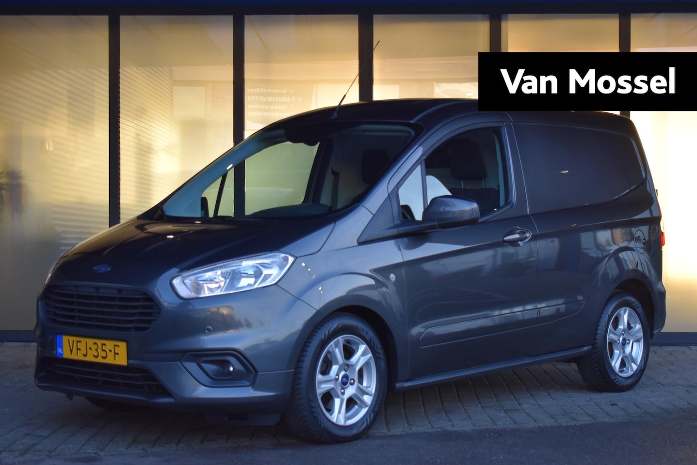 Ford Transit Courier - 1.5 TDCI Limited | Nieuw Binnen, meer foto's volgen | Trekhaak - AutoWereld.nl