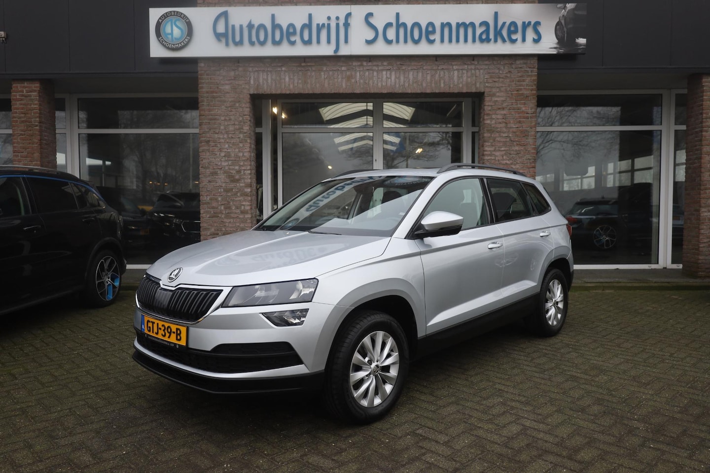 Skoda Karoq - 1.0 TSI Ambition CAMERA TREKHAAK-ELEC PANO DAB CARPLAY SFEERVERL. STOELVERW. NAVI 2xPDC LM - AutoWereld.nl