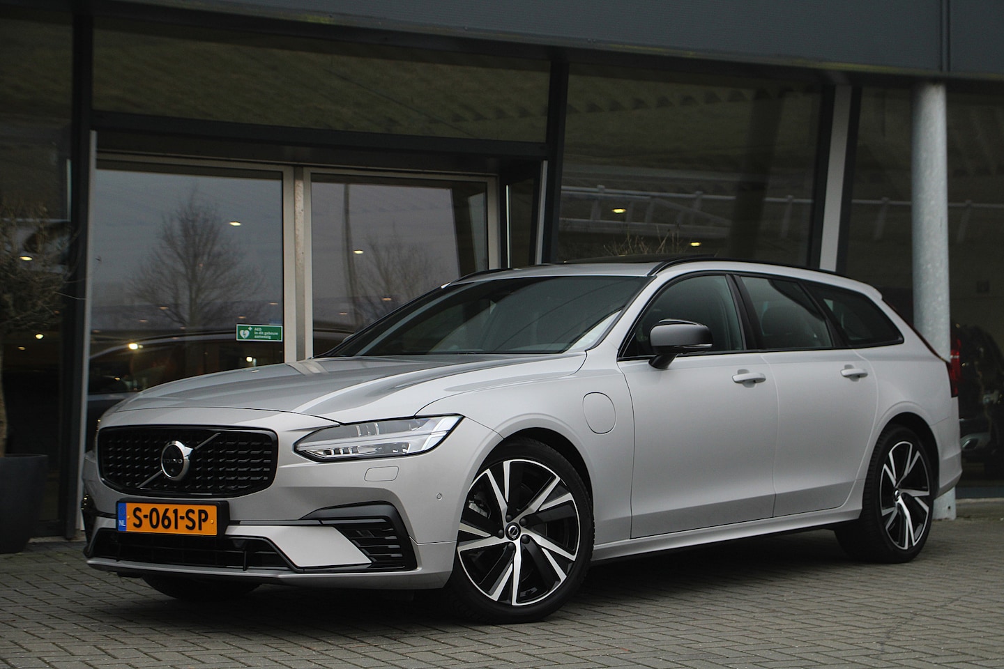 Volvo V90 - T6 Recharge AWD Ultimate Dark | Luchtvering | Bowers & Wilkins | 360° Camera | Gelamineerd - AutoWereld.nl