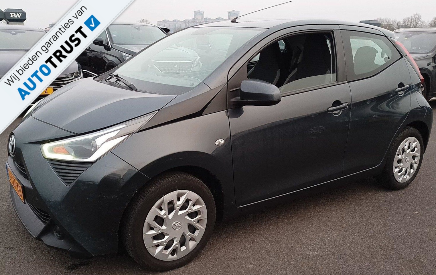 Toyota Aygo - 1.0 VVT-i x-play LTD NAVI-AIRCO-5 DEURS - AutoWereld.nl