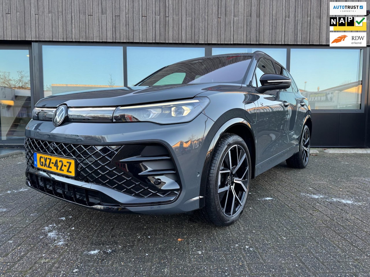 Volkswagen Tiguan - 1.5 eHybrid R-Line Panorama 272PK - AutoWereld.nl