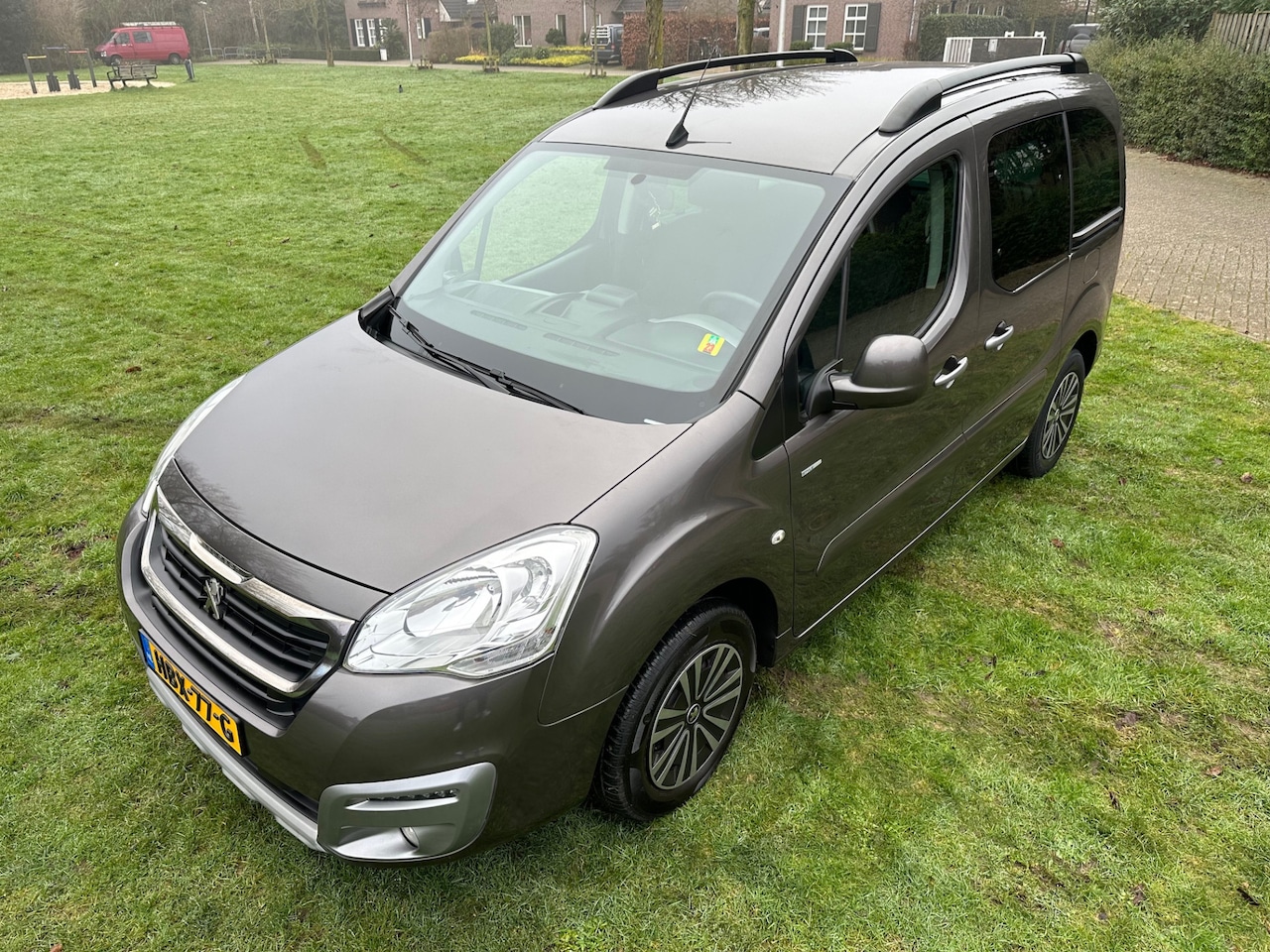 Peugeot Partner Tepee - 1.2 PureTech Allure *NAVIGATIE*AIRCO*CRUISE-CONTROL*PDC*2XSCHUIFDEUR* - AutoWereld.nl