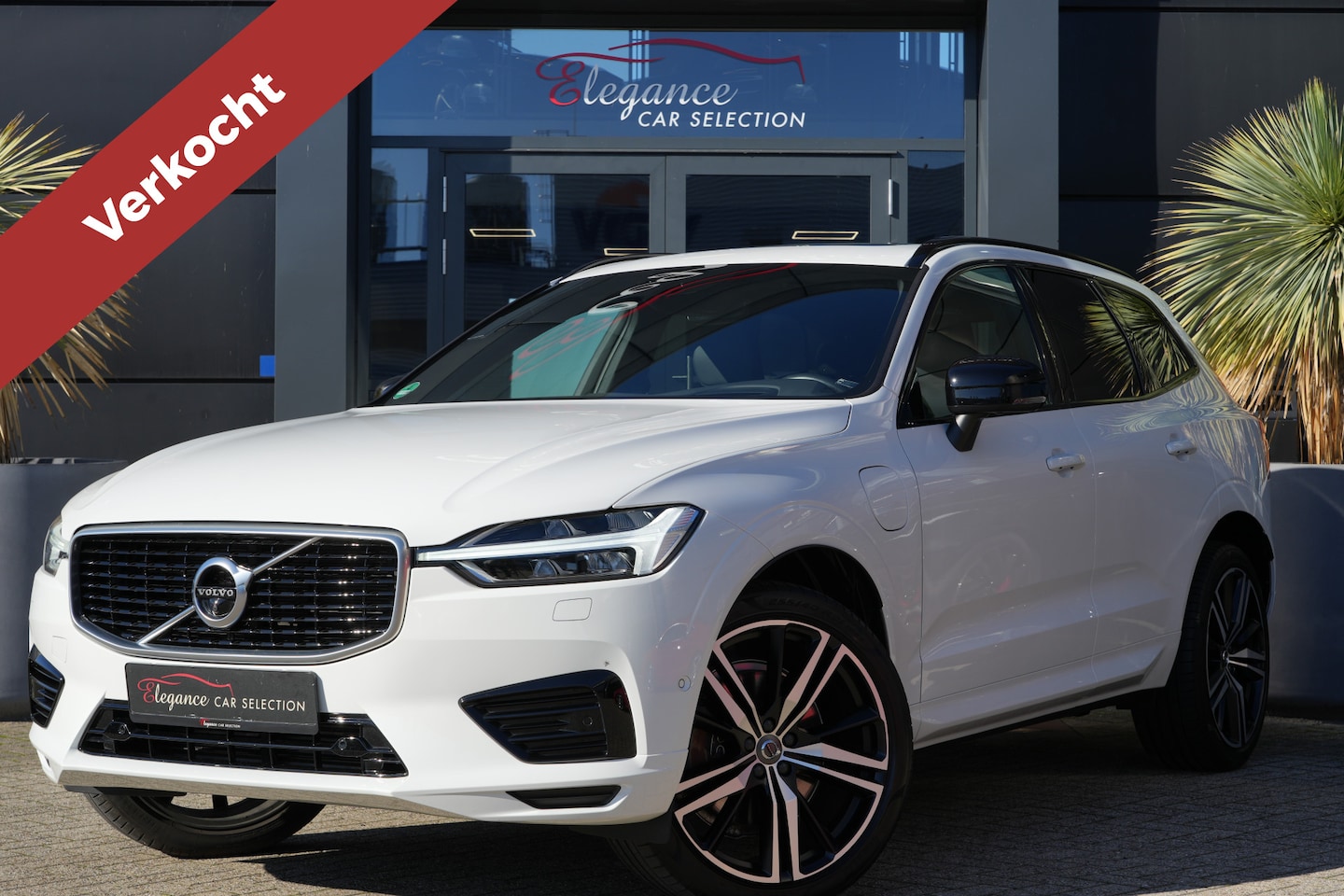 Volvo XC60 - 2.0 T8 Recharge AWD R-Design 392pk Panoramadak/Stoelverwarming/360Camera - AutoWereld.nl