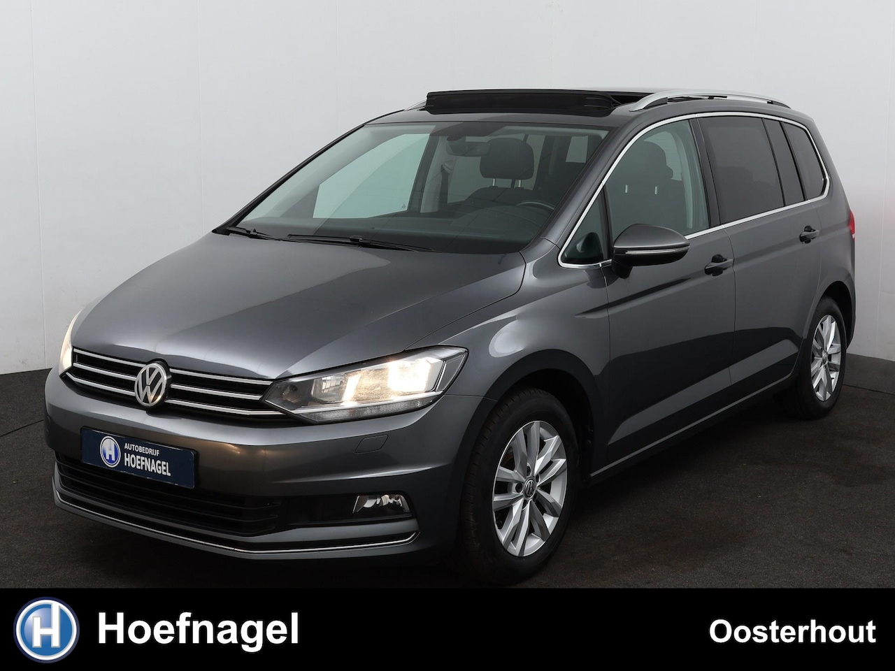 Volkswagen Touran - 1.5 TSI Highline 7p Automaat | Panoramadak | Camera | Stoelverwarming | Trekhaak - AutoWereld.nl