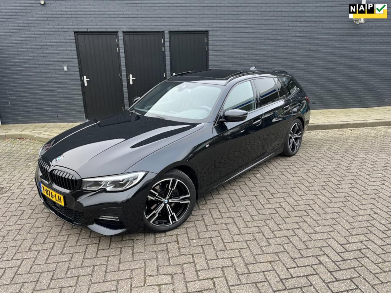 BMW 3-serie Touring - 320i M-Sport Panoramadak - AutoWereld.nl