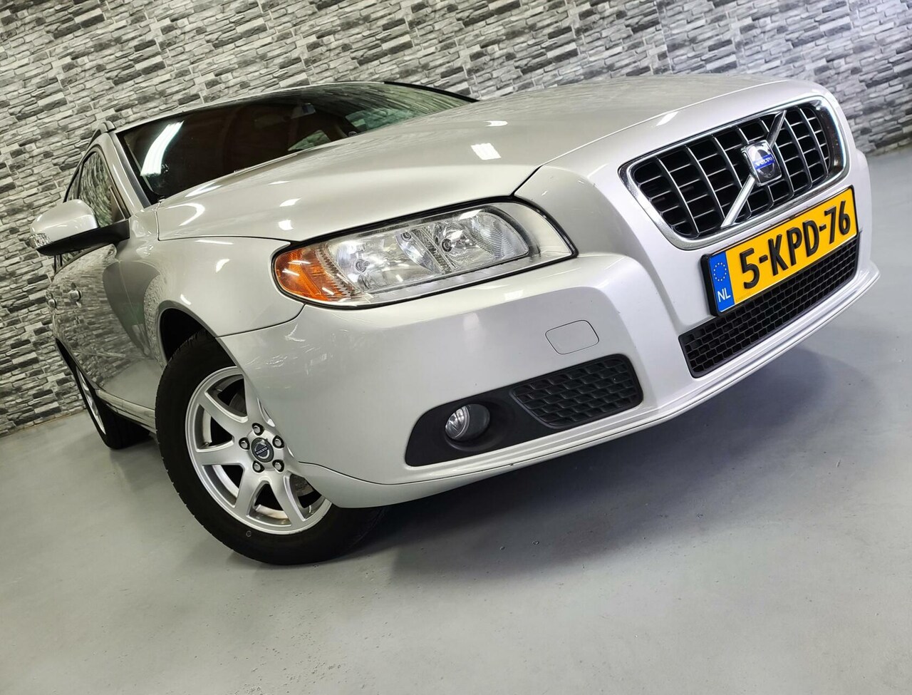 Volvo V70 - 2.4D Summum*Stoelverwarming*Xenon*Trekhaak*PDC! - AutoWereld.nl