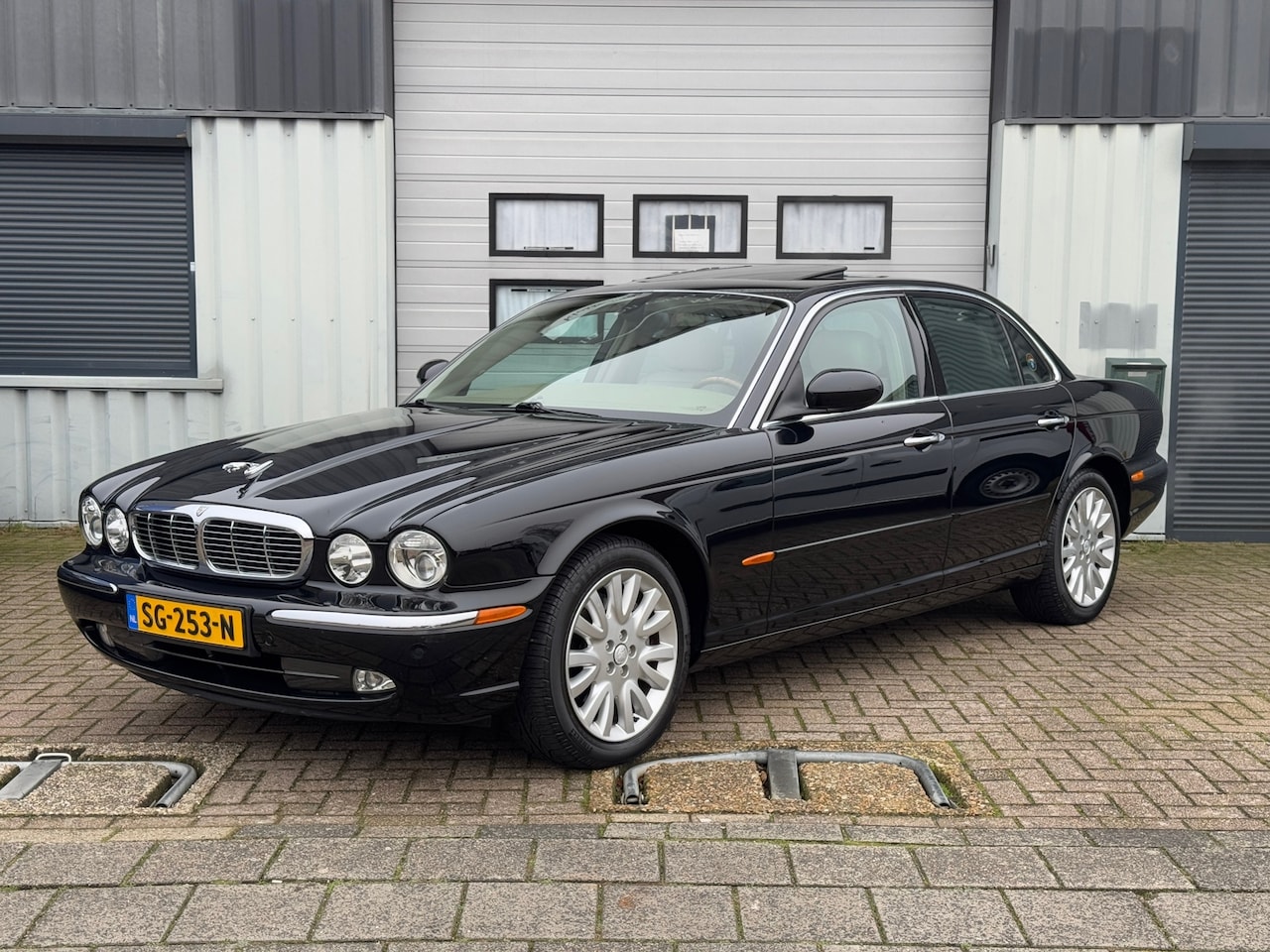 Jaguar XJ - 4.2 V8 Executive Topstaat | Schuifdak | Navi | PDC - AutoWereld.nl