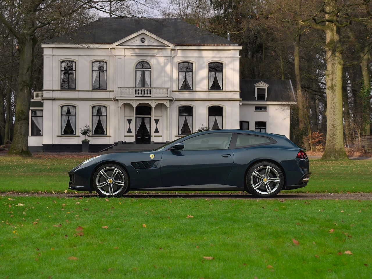 Ferrari GTC4 - 6.3 V12 Lusso | Atelier Car | Full spec! | Blu Ahrabian | Pano-dak | Lift | 360 cam | CarP - AutoWereld.nl